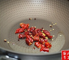 水煮肉片,油锅小火煸香干辣椒和花椒后，装盘待用。