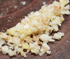 水煮肉片,包菜撕成片，豆腐切片，将蒜头与姜剁碎，葱切葱珠，干辣椒剪段