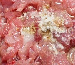 水煮肉片,猪肉切成薄片，加入盐、胡椒粉、料酒、淀粉与食用油拌均，腌制1个小时以上