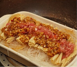 粉丝蒸腐竹,锅中煮开水,将步骤“5”做好的食材,大火隔水蒸10分钟即可