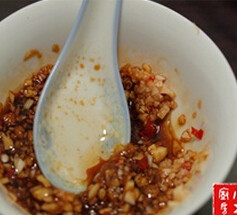 粉丝蒸腐竹,将蒜头与辣椒剁碎,加入生抽、芝麻香油和清水,充分拌匀