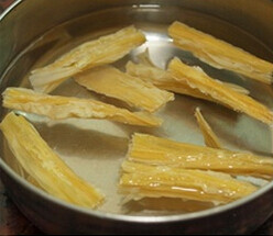 粉丝蒸腐竹,腐竹剪段,提前1小时用清水泡发