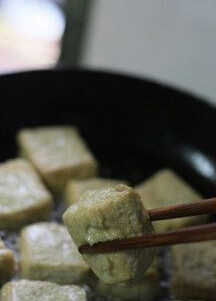 煎臭豆腐,臭豆腐洗净沥干水，放平底锅煎到两面金黄即可