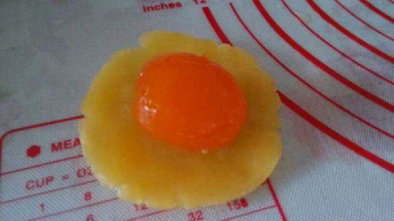 广式月饼,然后用绿豆沙包住蛋黄,这样就是蛋黄馅了