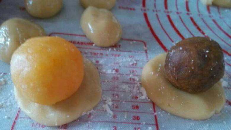 广式月饼,同样的用豆沙馅包起来