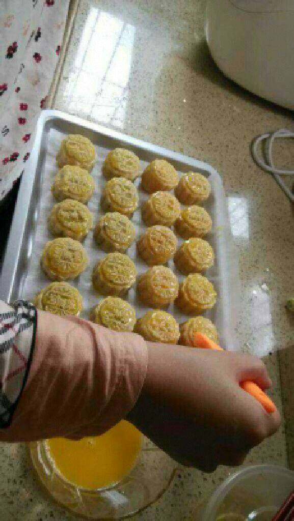 广式月饼,烤箱温度180度预热5分钟,放进去先烤7分钟,拿出来刷全蛋液