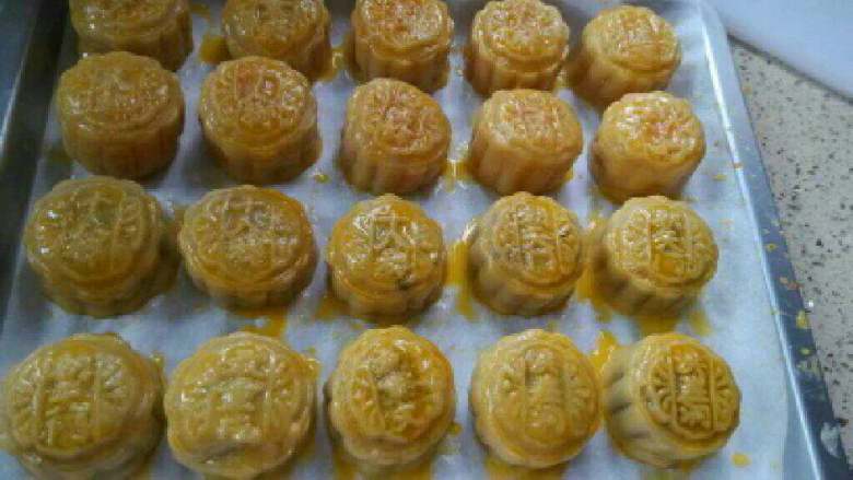 广式月饼,烤好的,金黄黄的