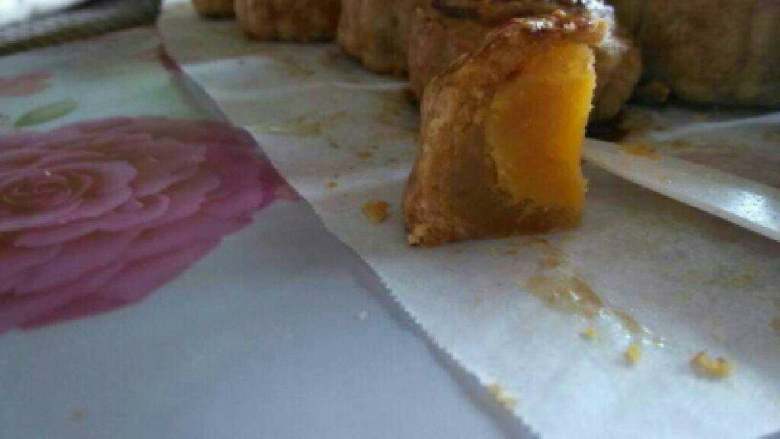 广式月饼,喜欢吃蛋黄馅的。