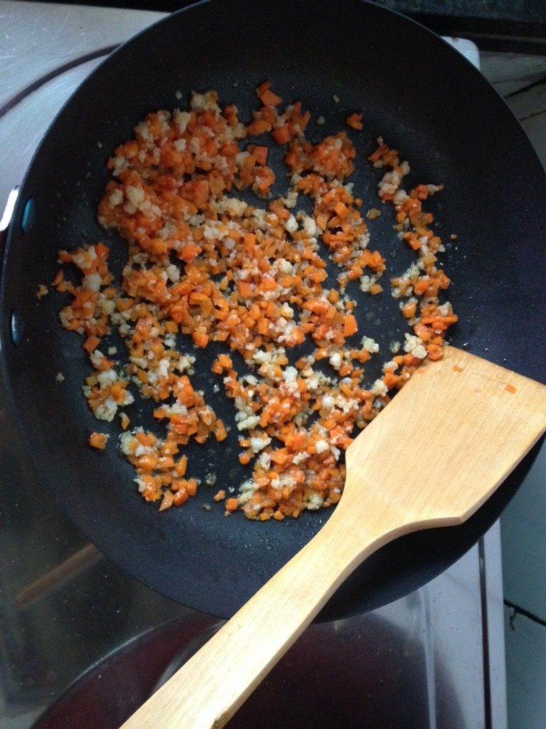 妈妈的爱心早餐,首先除鸡蛋外其它食材切小小粒,先炒熟