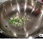 鱼米之乡,炒锅加热，倒入适量食用油，放葱花炒香