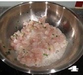 鱼米之乡,然后放入腌好的龙利鱼块，大火炒匀