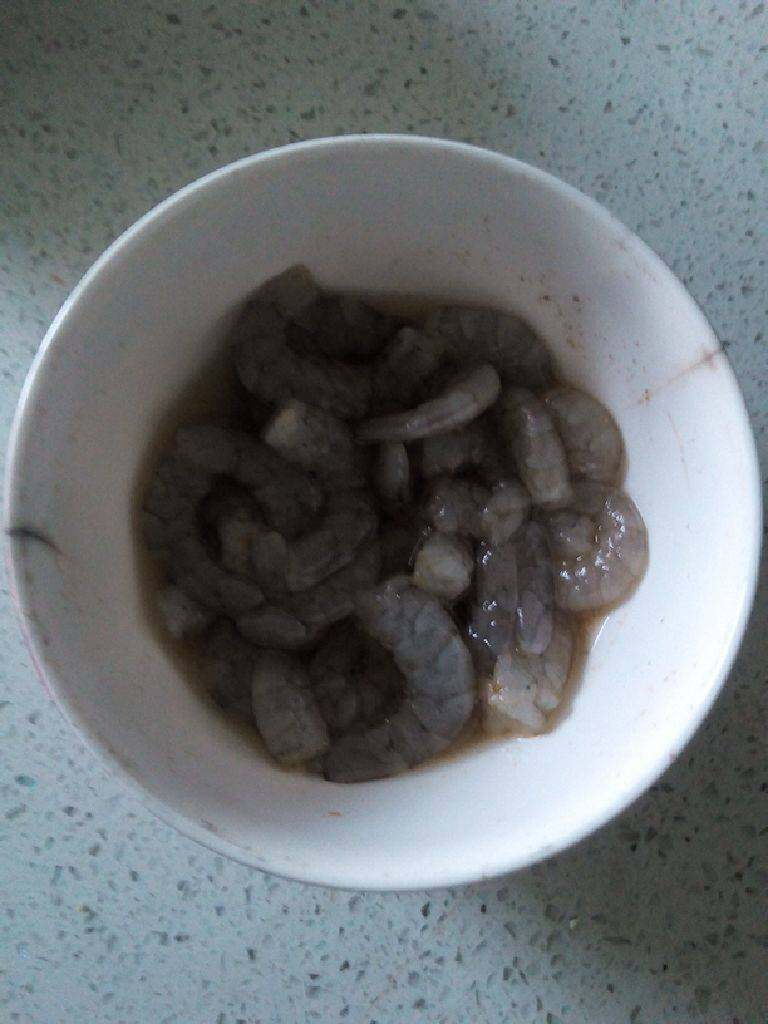 虾仁黄瓜加鱼豆腐,<a style='color:red;display:inline-block;' href='/shicai/ 287'>虾仁</a>用<a style='color:red;display:inline-block;' href='/shicai/ 718'>料酒</a>，盐，<a style='color:red;display:inline-block;' href='/shicai/ 720'>胡椒粉</a>腌好备用