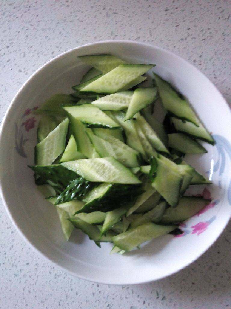虾仁黄瓜加鱼豆腐,<a style='color:red;display:inline-block;' href='/shicai/ 54'>黄瓜</a>切片