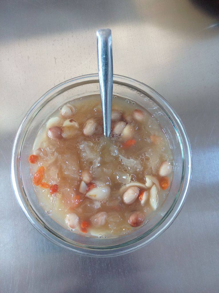 银耳莲子羹