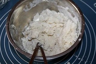 千层手抓饼,如图搅拌至没有干粉的絮状后,用手揉成光滑的面团
