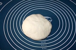 千层手抓饼,如图盖上盖子或是保鲜膜,静置松弛30分钟以上