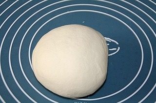 千层手抓饼,如图松弛结束后,将面团重新揉匀,此时的面团表面非常光滑,可以对比步骤3的图片