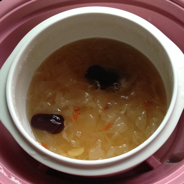 红枣银耳汤,香甜可口又黏稠的银耳汤就炖好了