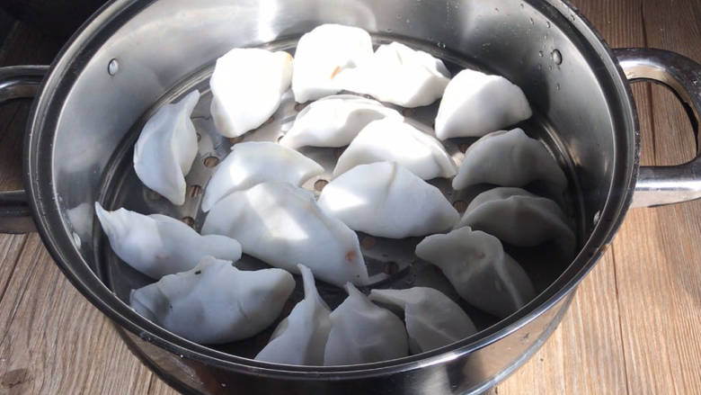 水晶饺子,放入蒸格中