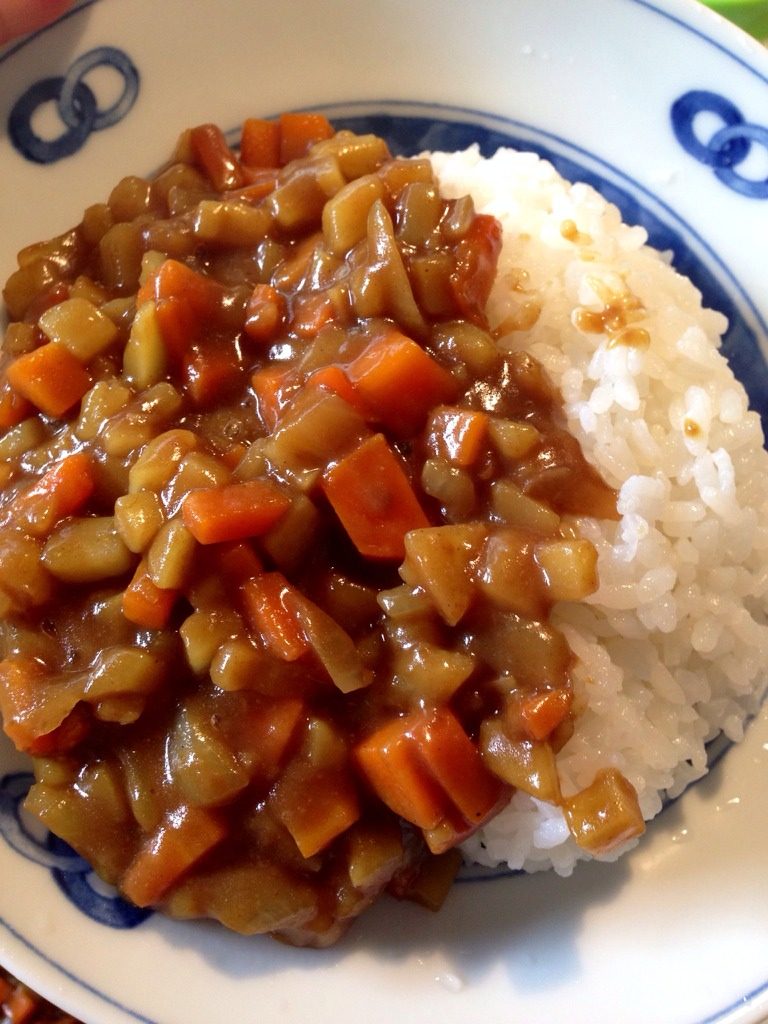 咖喱乌冬/咖喱饭,把饭煮熟,加入煮好的咖喱,咖喱饭也完成啦~:-)