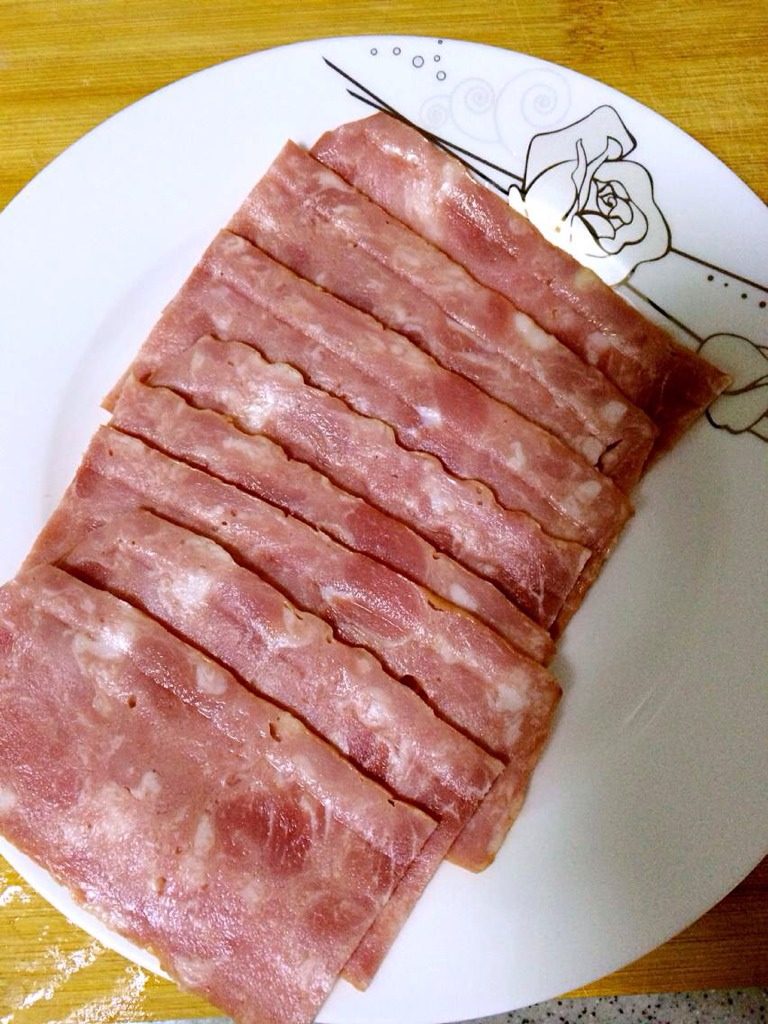 金针菇培根卷,备好<a style='color:red;display:inline-block;' href='/shicai/ 443'>培根</a>片，不要太长。