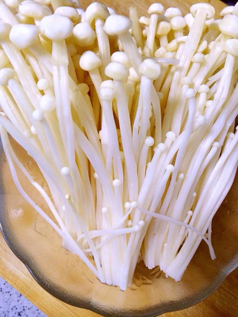 金针菇培根卷,<a style='color:red;display:inline-block;' href='/shicai/ 234'>金针菇</a>切掉根洗净