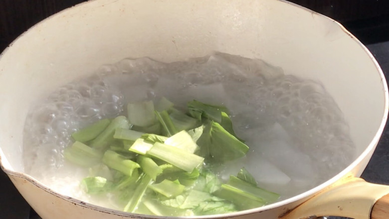 白萝卜炒鸡蛋,加入白菜梗,拌匀煮至断生