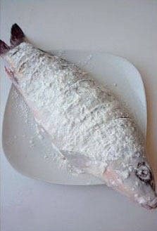 糖醋鲤鱼,拿出后再在鱼身上两面都撒一层干面粉,并抖掉多余的部分