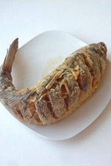 糖醋鲤鱼,捞出的鱼稍晾凉一会,或者凉透也行