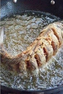糖醋鲤鱼,再回锅炸第二遍,一直要用小火,防止外皮焦糊
