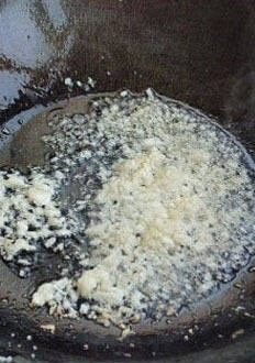糖醋鲤鱼,另起一锅,放少许油,小火,油温热时加入蒜碎炒香