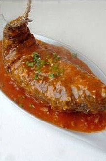 糖醋鲤鱼,趁热将酸甜汁浇在鱼上即可上桌