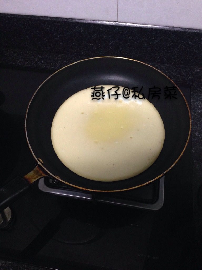 蛋卷寿司,如图<a style='color:red;display:inline-block;' href='/shicai/ 9'>鸡蛋</a>加<a style='color:red;display:inline-block;' href='/shicai/ 519'>面粉</a>搅拌均匀，摊成蛋饼，小火两面煎熟，拿起备用。