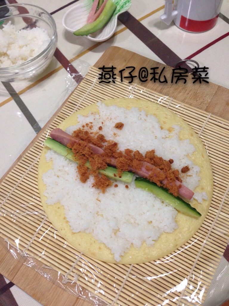 蛋卷寿司,如图将鸡蛋饼铺底下，<a style='color:red;display:inline-block;' href='/shicai/ 507'>米饭</a>加点<a style='color:red;display:inline-block;' href='/shicai/ 4734'>寿司醋</a>，抓匀，铺上放上<a style='color:red;display:inline-block;' href='/shicai/ 437'>火腿肠</a>，<a style='color:red;display:inline-block;' href='/shicai/ 54'>黄瓜</a>，<a style='color:red;display:inline-block;' href='/shicai/ 432'>肉松</a>，<a style='color:red;display:inline-block;' href='/shicai/ 4856'>沙拉酱</a>。