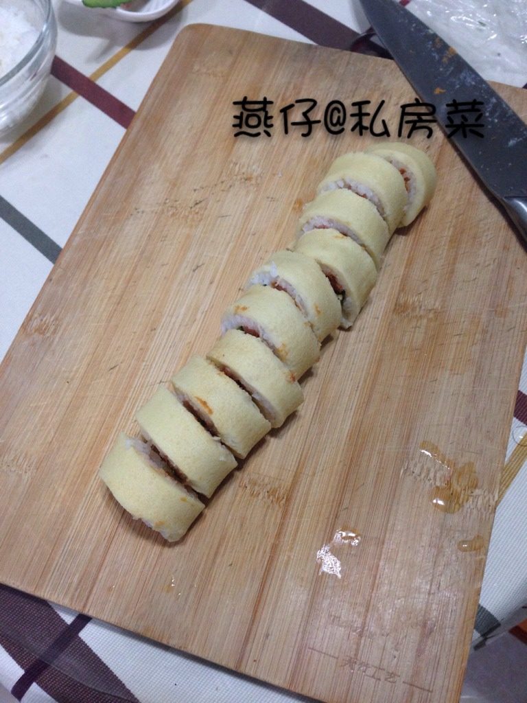 蛋卷寿司,如图卷起来后，切块。