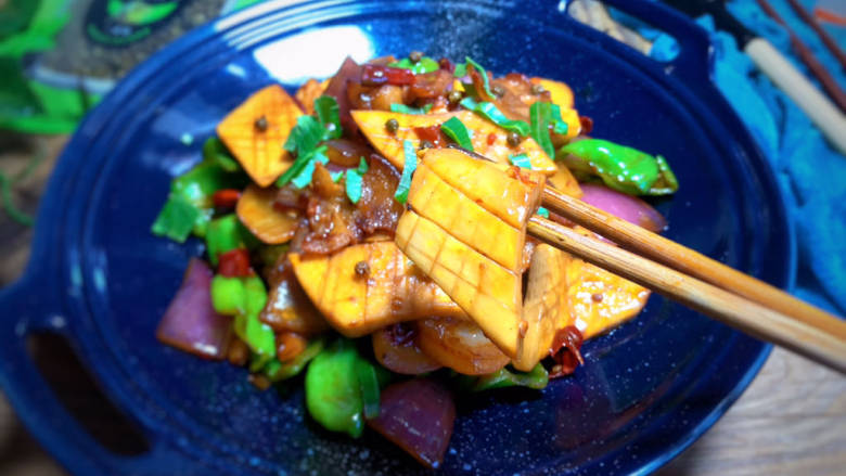 麻辣干锅杏鲍菇,上桌即可食用