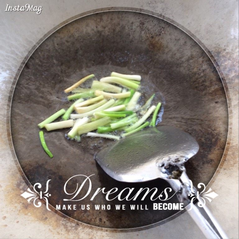 辣炒花蛤,热锅，倒入食用油，油热后放入<a style='color:red;display:inline-block;' href='/shicai/ 3250'>葱</a>头。爆香。