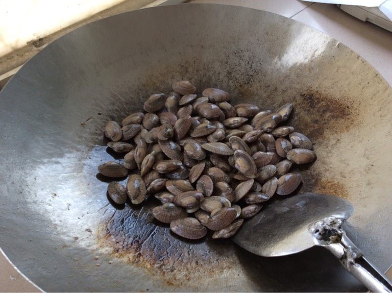 辣炒花蛤,待葱头变色后，倒入<a style='color:red;display:inline-block;' href='/shicai/ 1816'>花蛤</a>，翻炒两下。