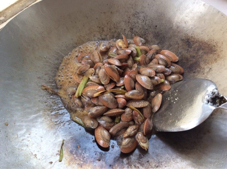 辣炒花蛤,加入调料（料酒，生抽，醋，白糖，盐，鸡精）。翻炒。