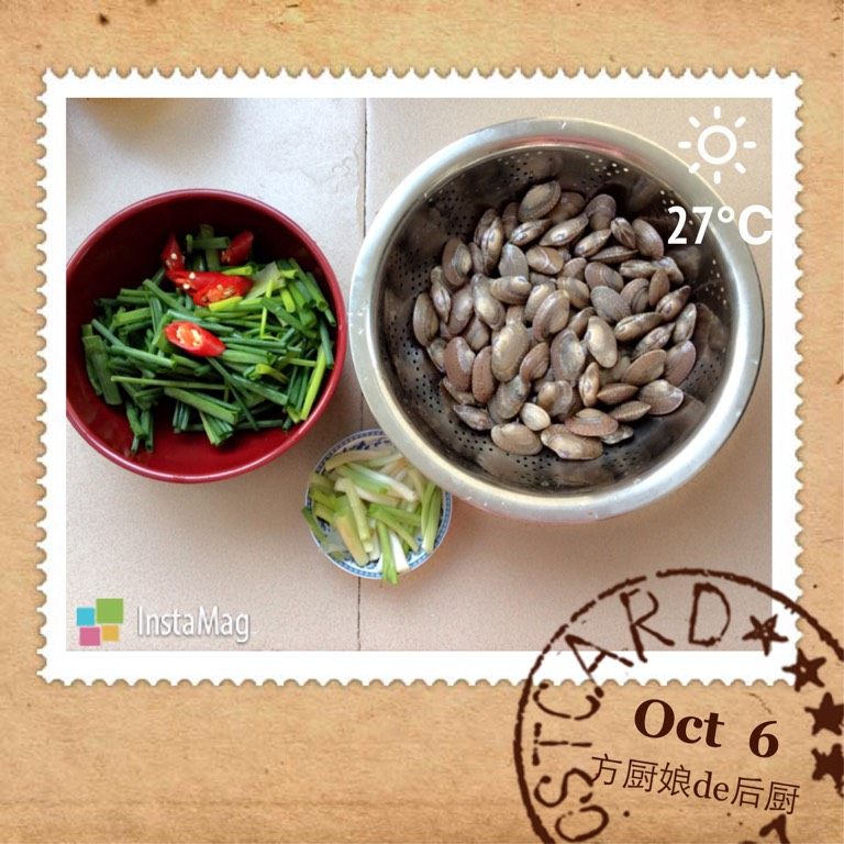 辣炒花蛤,加入葱和<a style='color:red;display:inline-block;' href='/shicai/ 86663'>红辣椒</a>