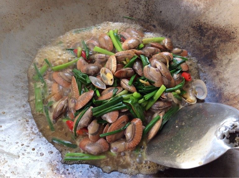 辣炒花蛤,中火收汁。