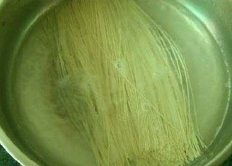 酸辣热汤面,锅中烧热水,快开的时候放入龙须面,煮开后中途加一次冷水,再煮开一次关火