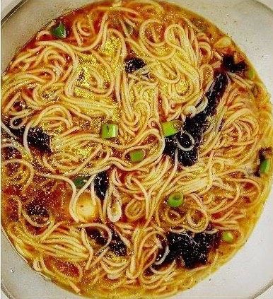 酸辣热汤面