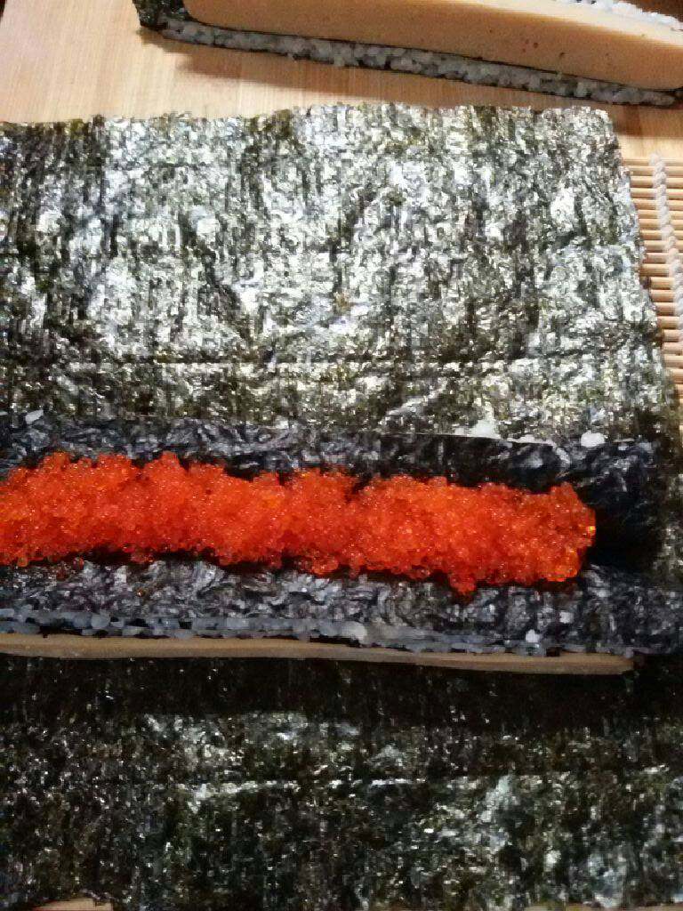 四方寿司卷,再另取一张紫菜,放上其中两份(如图),放鱼子酱。按同样方法放另外两份