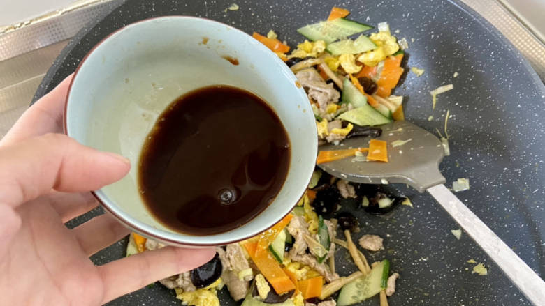醋溜木须肉,最后倒入调味汁,中大火翻炒一分钟即可出锅