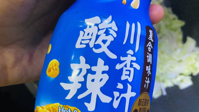 金针菇炒大白菜,加入适量的酸辣川香汁翻炒均匀即可