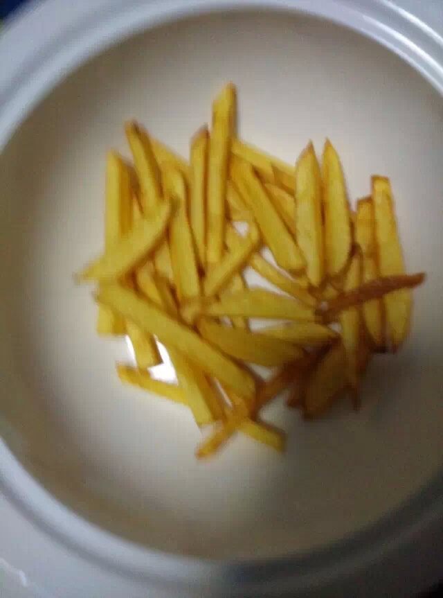 自创麻辣香锅香辣虾,开火放入适量食用油待油温升高冒烟放入土豆条炸至金黄色捞出,再放入红薯也炸成金黄色捞出备用,用剩余的油开始炸裹好粉的虾炸至金黄捞出,我放的油较多炸好所有东西还剩好多所以有太多的话倒出一部分来剩下比平时炒菜多一点的量就好