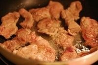 姜烧猪肉
,平底锅内放少许色拉油,<a style='color:red;display:inline-block;' href='/shicai/ 11240'>梅花肉</a>片下去煎,煎至两面都变白,如果油份出来很多,用厨房纸巾吸一下。