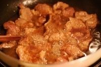 姜烧猪肉
,然后把料汁倒进去,姜泥也放进去,稍微煮一下,汁有些收起来就可以了。