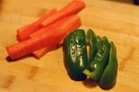 秋茄子,为了色彩上更好看，我也用了<a style='color:red;display:inline-block;' href='/shicai/ 61'>青椒</a>和<a style='color:red;display:inline-block;' href='/shicai/ 25'>胡萝卜</a>做搭配，分别切条，备用。